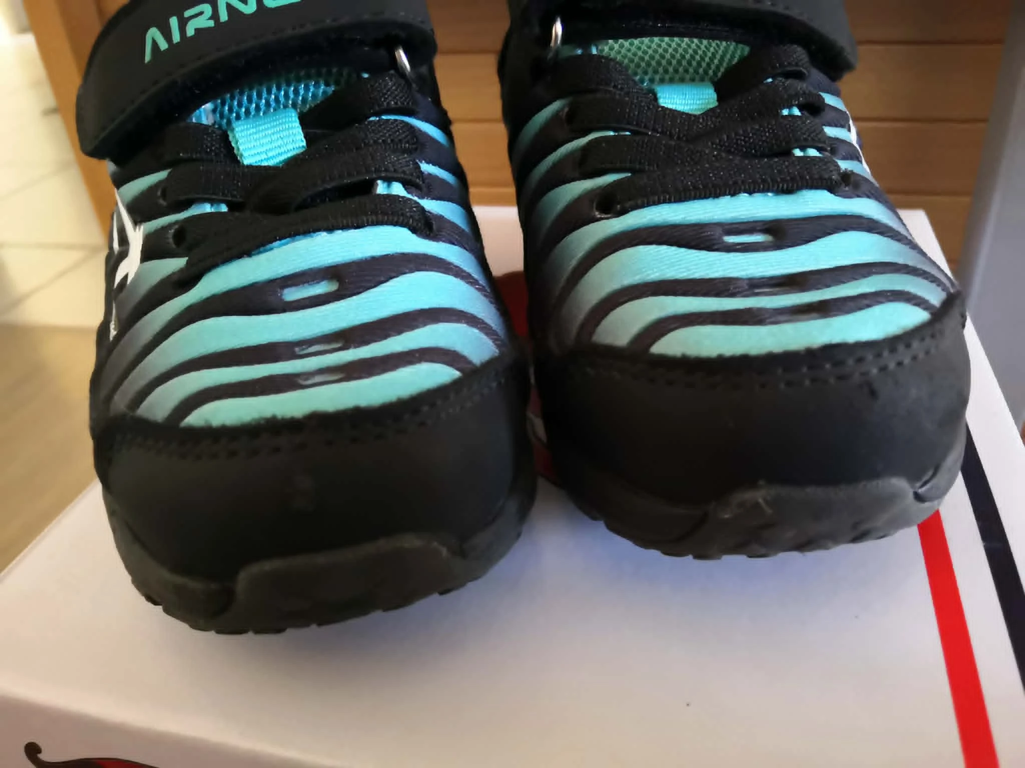 Baskets Scratch + Elastique Noir et Turquoise Pointure 22 Airness – photo 3
